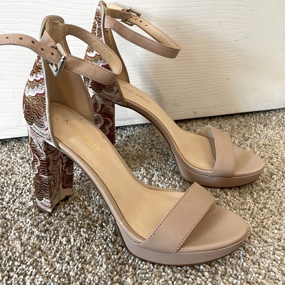 Nude heels with floral embroidery